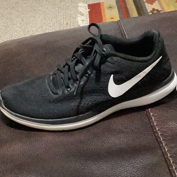 Nike flex sneaker in black. - Picture 4 of 4